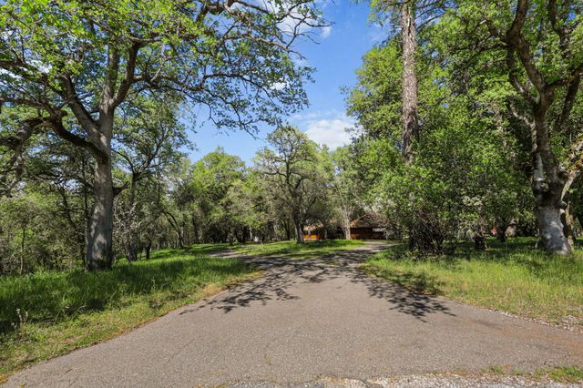 21082 Oak Knoll Road, Redding, CA 96003