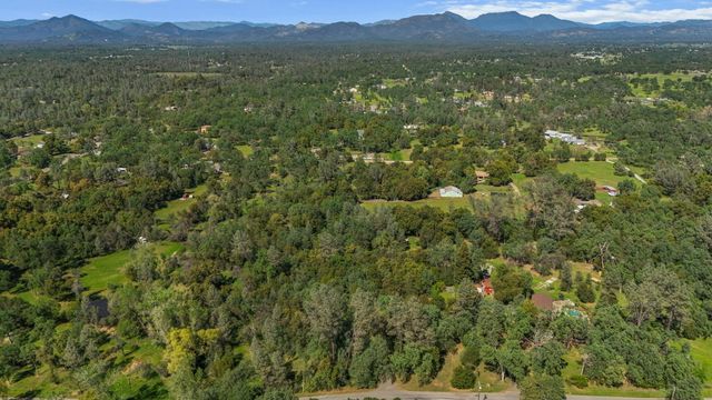 21082 Oak Knoll Road, Redding, CA 96003