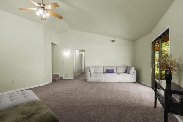 21082 Oak Knoll Road, Redding, CA 96003