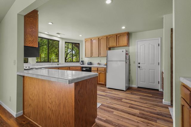 21082 Oak Knoll Road, Redding, CA 96003