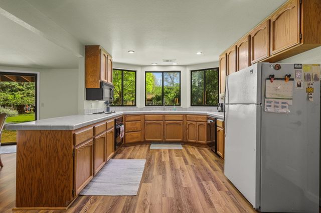 21082 Oak Knoll Road, Redding, CA 96003