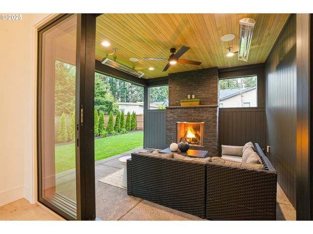 16901 KARA Ln, Lake Oswego, OR 97035