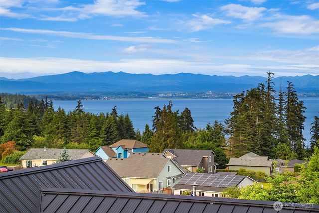 1037 Lightning Way, Camano Island, WA 98282