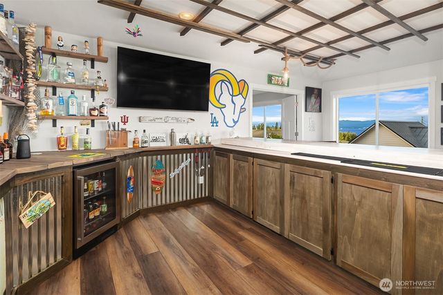 1037 Lightning Way, Camano Island, WA 98282
