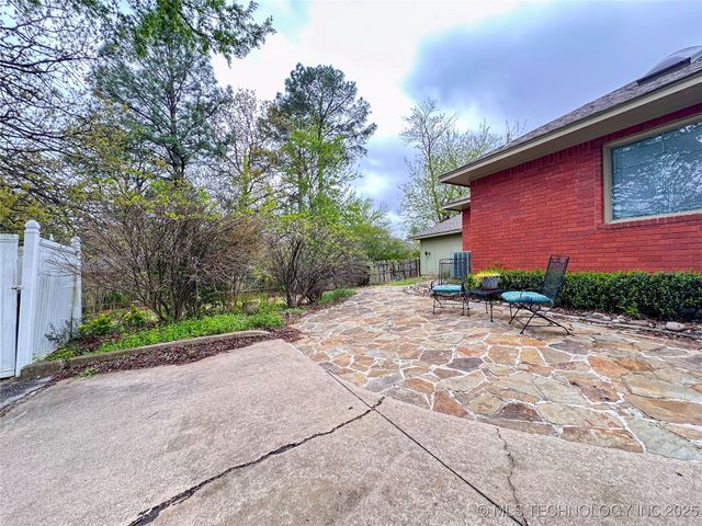 907 Briarwood Place, Durant, OK 74701