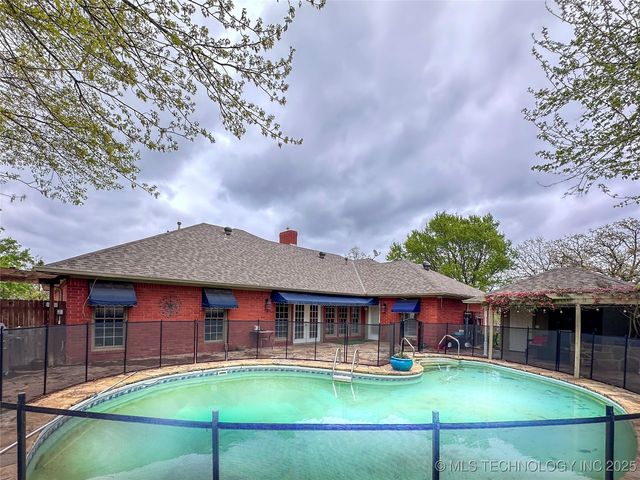 907 Briarwood Place, Durant, OK 74701