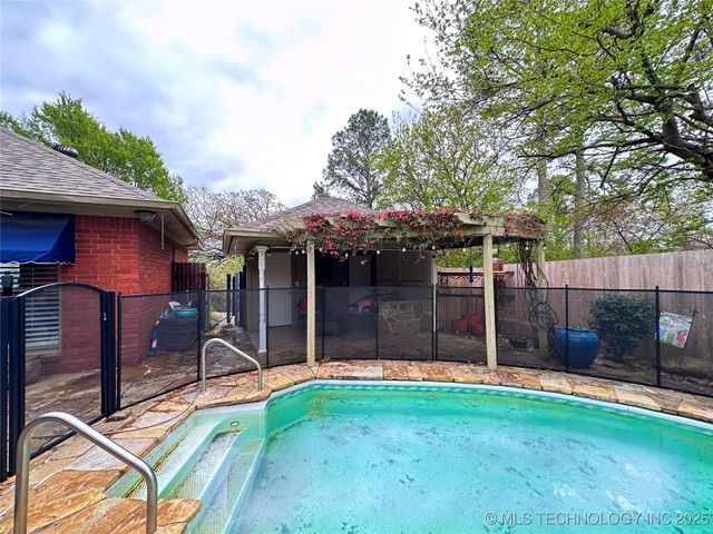 907 Briarwood Place, Durant, OK 74701