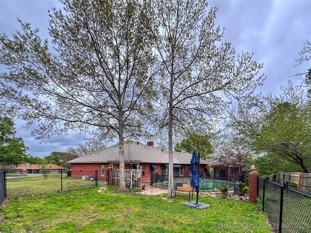 907 Briarwood Place, Durant, OK 74701