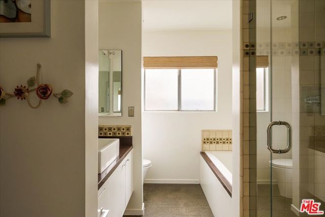 4343 Finley Avenue 2, Los Angeles, CA 90027