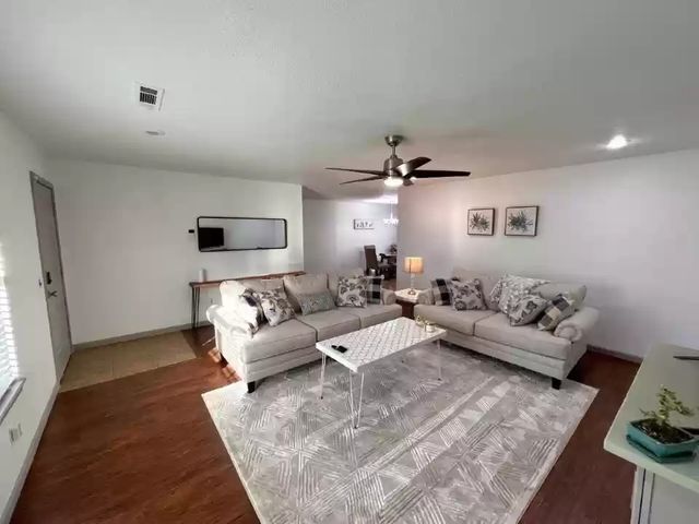 1977 W Deane Street, Fayetteville, AR 72703
