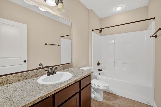 5537 Flagstone Way, West Des Moines, IA 50266