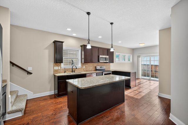 5537 Flagstone Way, West Des Moines, IA 50266