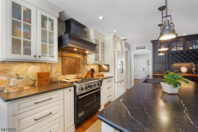 8 Kice Rd, Florham Park Boro, NJ 07932