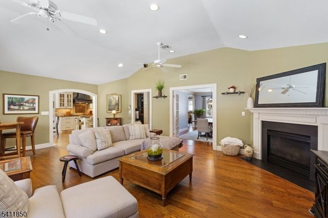 8 Kice Rd, Florham Park Boro, NJ 07932