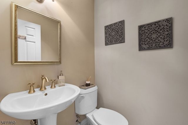 8 Kice Rd, Florham Park Boro, NJ 07932