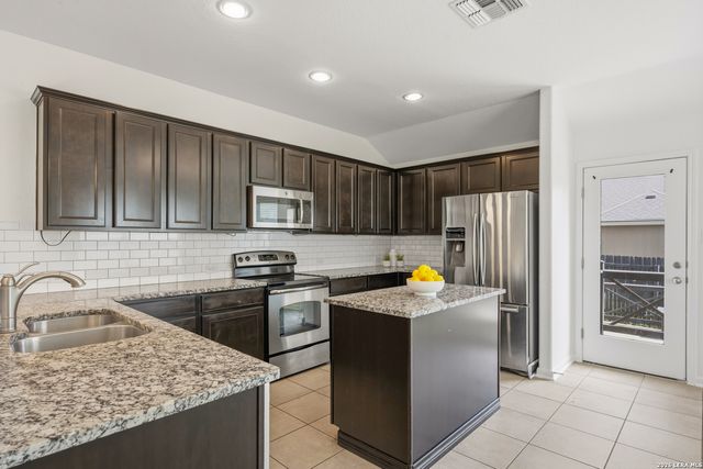 120 Pilsen Dr, Boerne, TX 78006