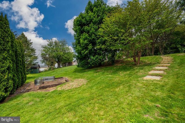 1392 NEW HOLLAND RD, Reading, PA 19607