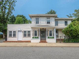 60 Grove Street, Glenwood Landing, NY 11547