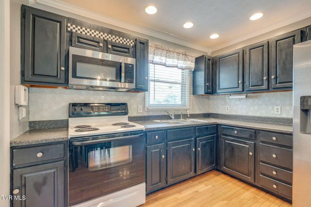 207 Cherry Street, Mount Carmel, TN 37645