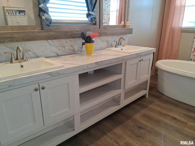 1300 JACKSON Avenue, Sandoval, IL 62882