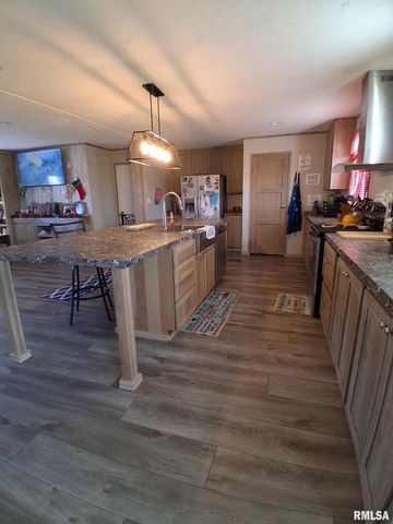 1300 JACKSON Avenue, Sandoval, IL 62882