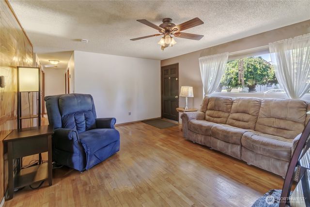 1512 5th Avenue SW, Puyallup, WA 98371