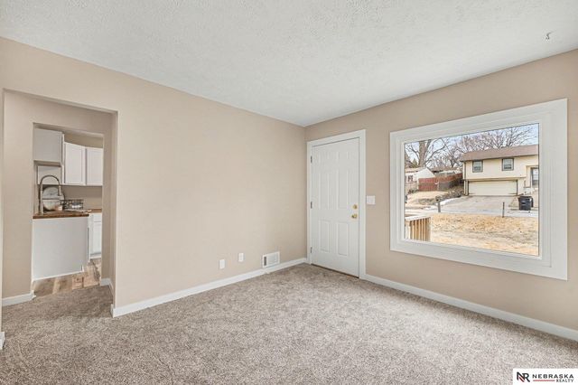 5821 S 48th Avenue, Omaha, NE 68117