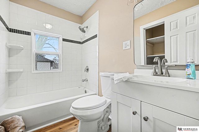 5821 S 48th Avenue, Omaha, NE 68117