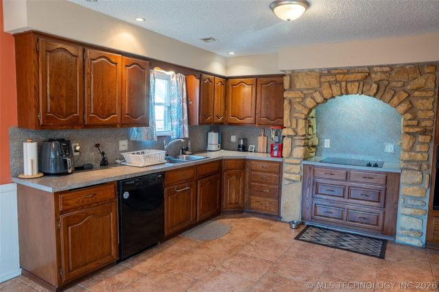 8212 S 74TH East Avenue, Tulsa, OK 74133