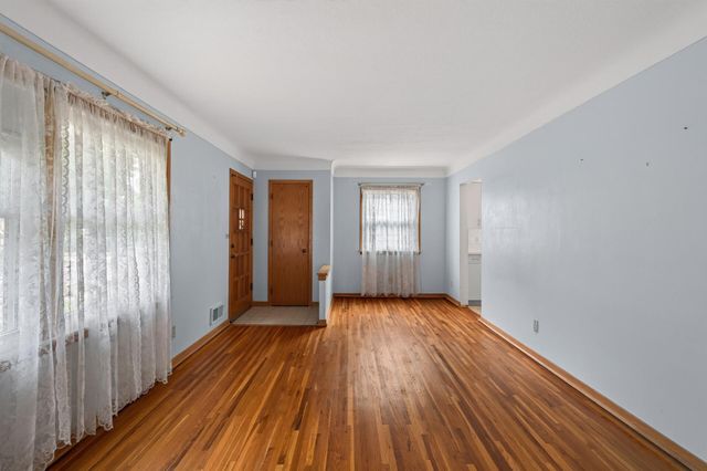 1586 Idaho Avenue E, Saint Paul, MN 55106