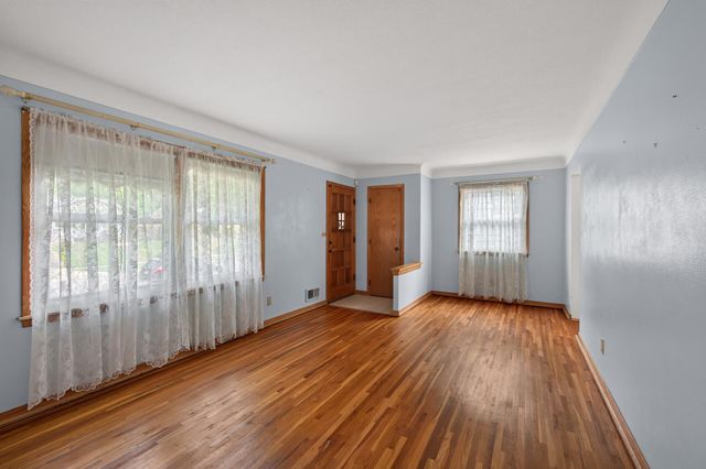 1586 Idaho Avenue E, Saint Paul, MN 55106