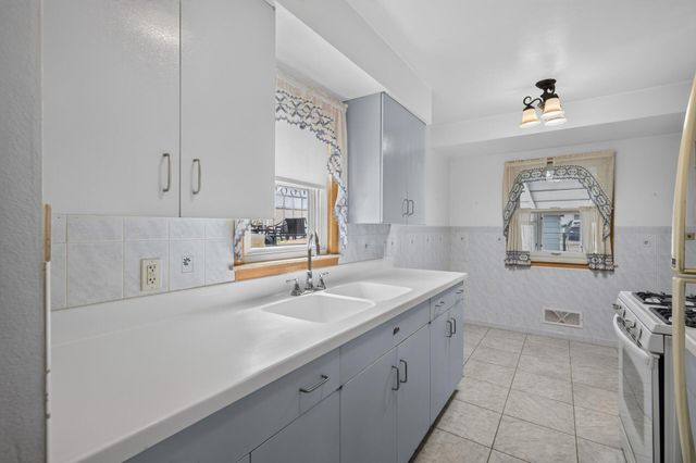 1586 Idaho Avenue E, Saint Paul, MN 55106