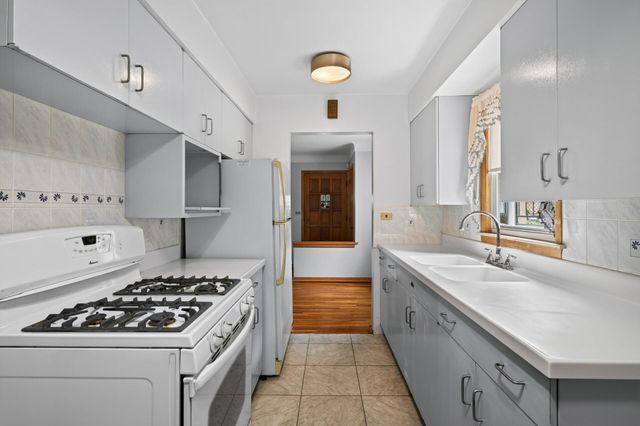 1586 Idaho Avenue E, Saint Paul, MN 55106