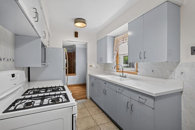 1586 Idaho Avenue E, Saint Paul, MN 55106