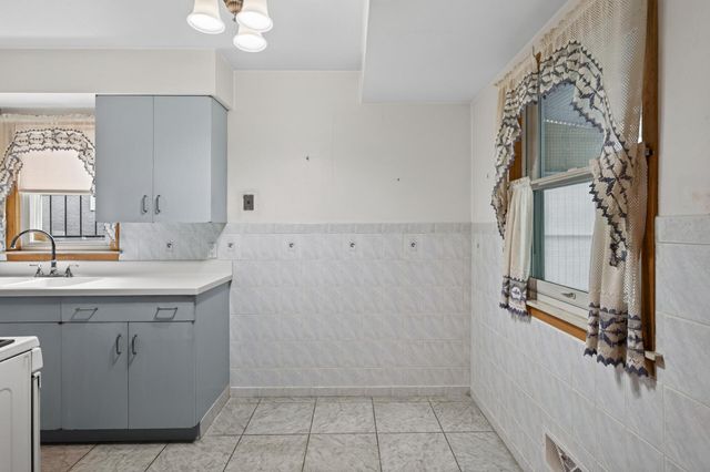 1586 Idaho Avenue E, Saint Paul, MN 55106