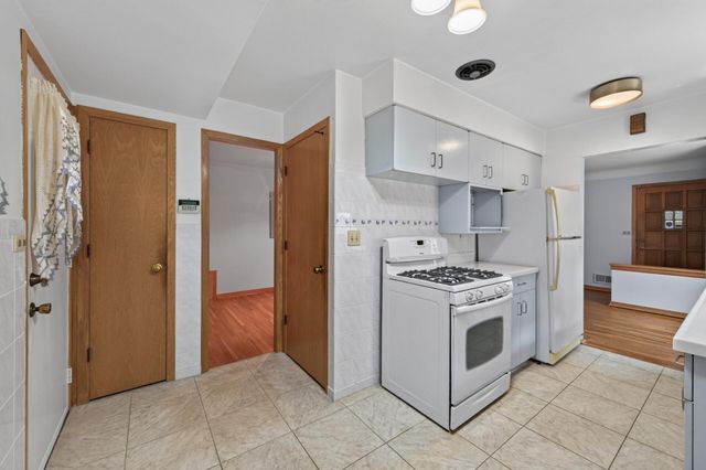 1586 Idaho Avenue E, Saint Paul, MN 55106