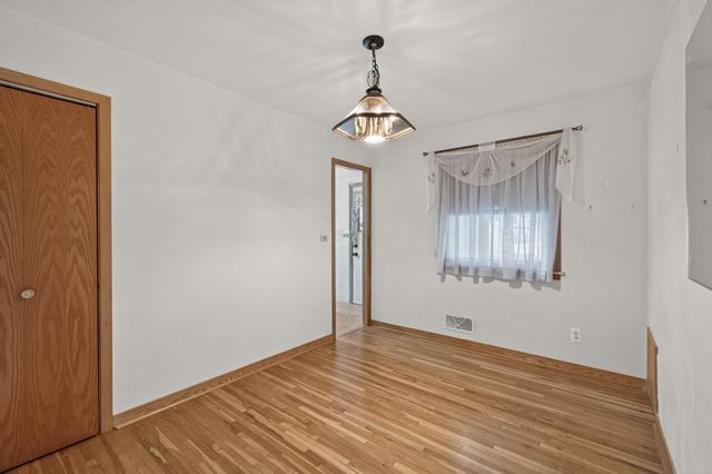 1586 Idaho Avenue E, Saint Paul, MN 55106