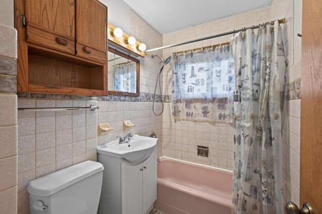 1586 Idaho Avenue E, Saint Paul, MN 55106