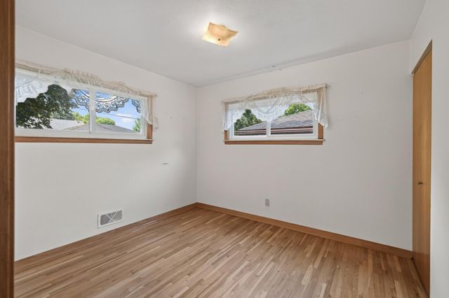 1586 Idaho Avenue E, Saint Paul, MN 55106