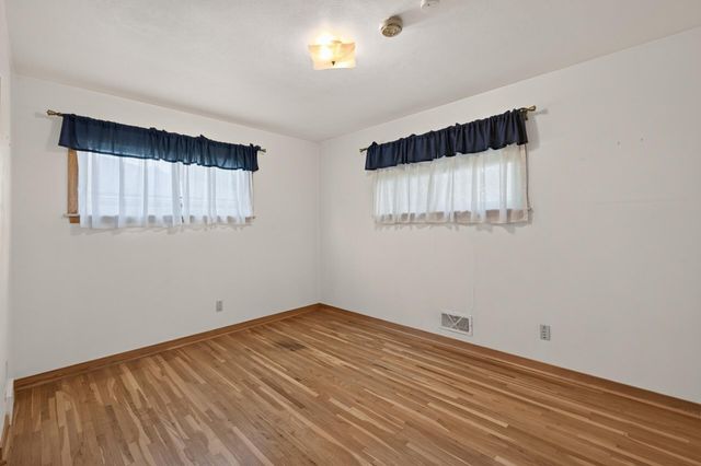 1586 Idaho Avenue E, Saint Paul, MN 55106