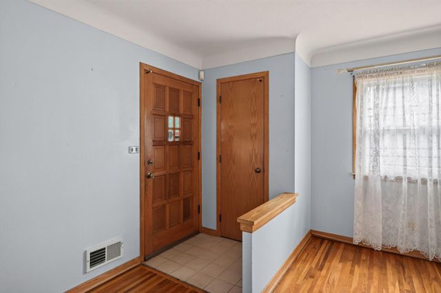 1586 Idaho Avenue E, Saint Paul, MN 55106