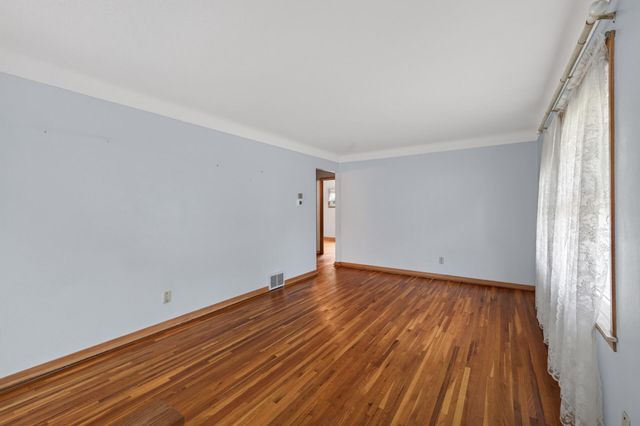 1586 Idaho Avenue E, Saint Paul, MN 55106