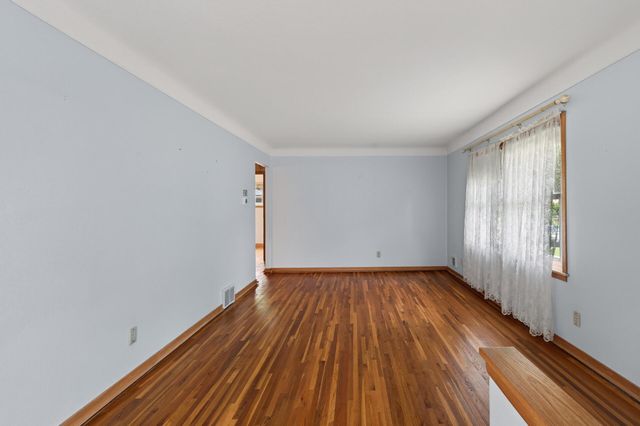 1586 Idaho Avenue E, Saint Paul, MN 55106