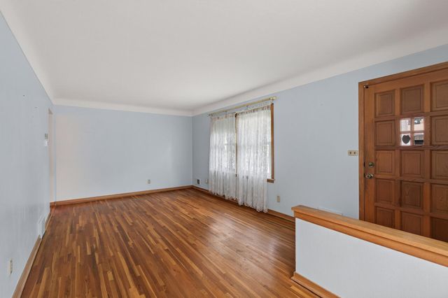 1586 Idaho Avenue E, Saint Paul, MN 55106