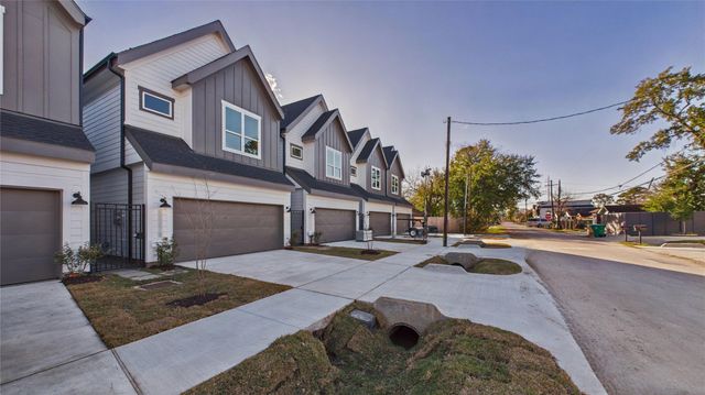 5027 Golden Forest Drive C, Houston, TX 77091
