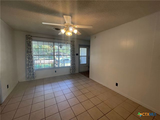 1304 W Avenue B, Lampasas, TX 76550