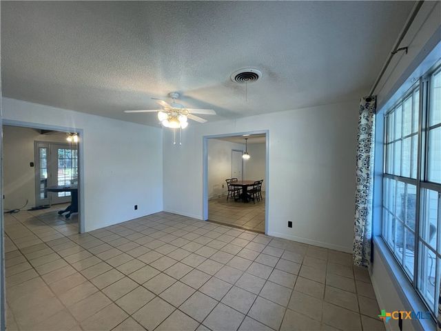 1304 W Avenue B, Lampasas, TX 76550