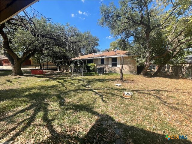 1304 W Avenue B, Lampasas, TX 76550