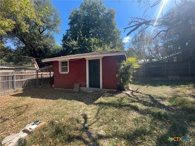 1304 W Avenue B, Lampasas, TX 76550