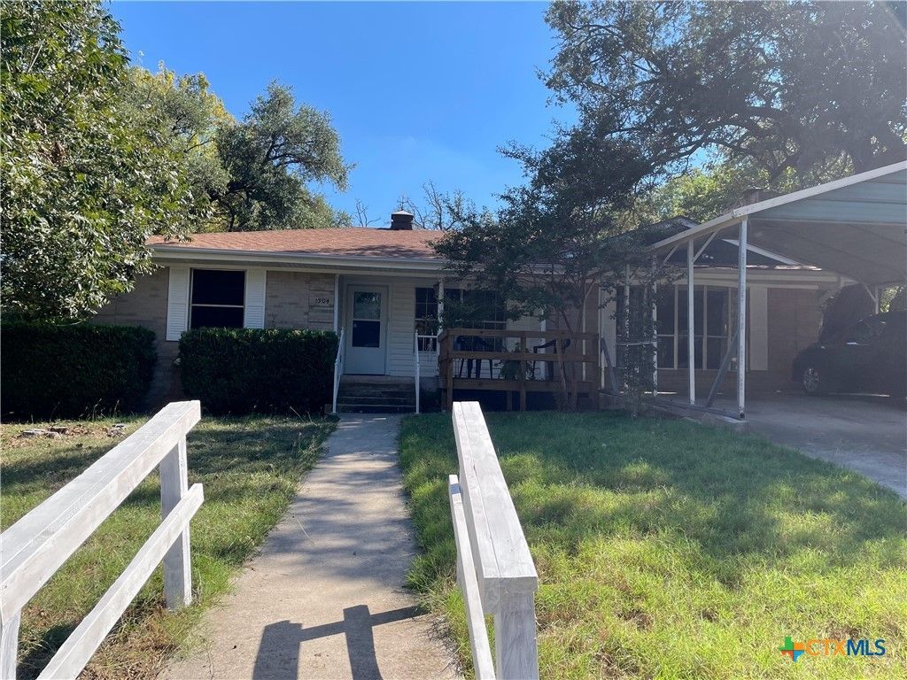 1304 W Avenue B, Lampasas, TX 76550